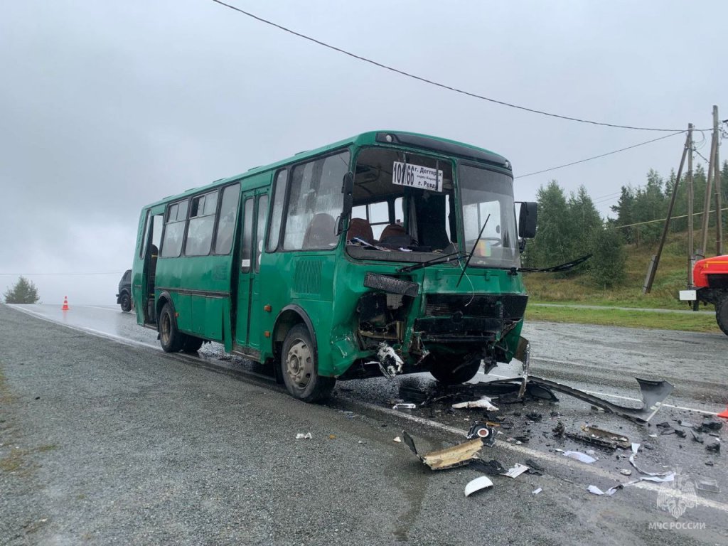 Под Екатеринбургом спасли водителя из искореженного после ДТП авто