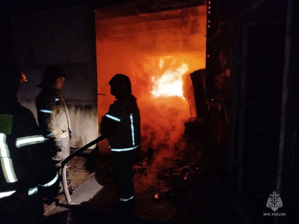 Под Екатеринбургом крупный пожар – сгорел склад стройматериалов