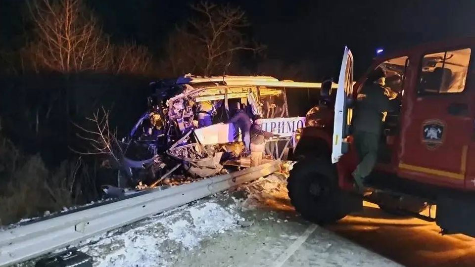 Пассажирский автобус попал в ДТП в Приморье: 3 человека погибли, 8 травмированы