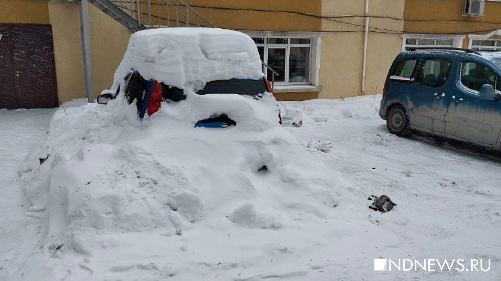 Екатеринбуржцам предлагают откопать машины из-под снега за деньги (ФОТО)