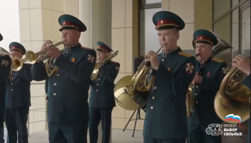 В Верхней Пышме юные спортсмены подняли государственный флаг в честь Дня России В Верхней Пышме юные спортсмены подняли государственный флаг в честь Дня России