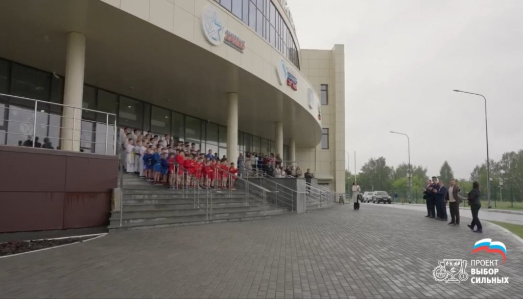 В Верхней Пышме юные спортсмены подняли государственный флаг в честь Дня России В Верхней Пышме юные спортсмены подняли государственный флаг в честь Дня России