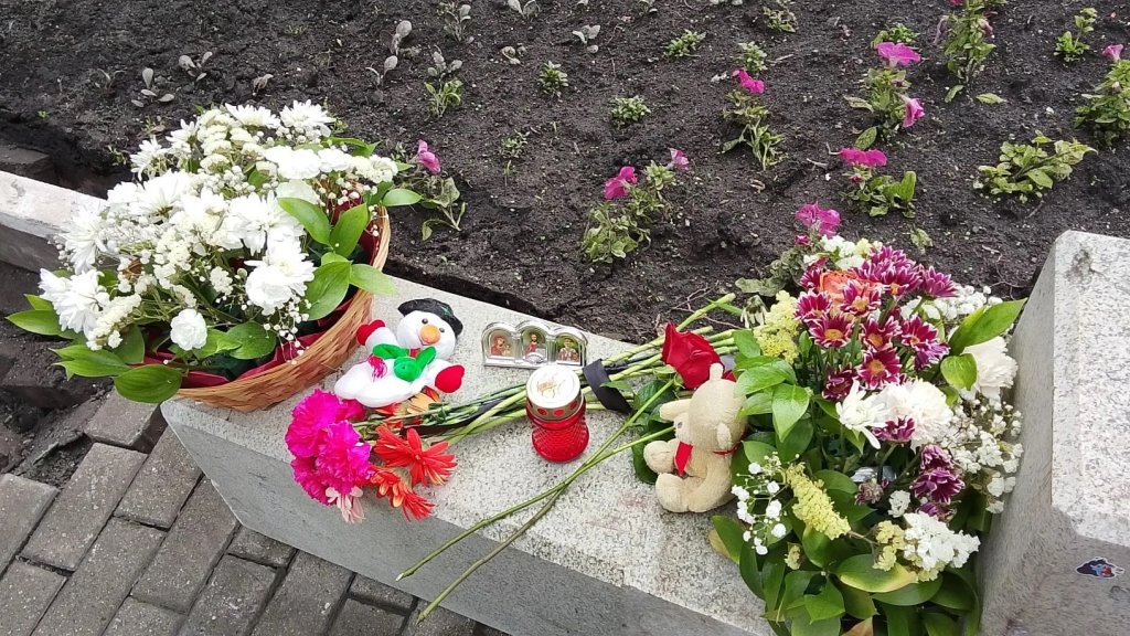 К месту страшного ДТП у храма Большой Златоуст несут цветы и свечи (ФОТО) К месту страшного ДТП у храма Большой Златоуст несут цветы и свечи (ФОТО)