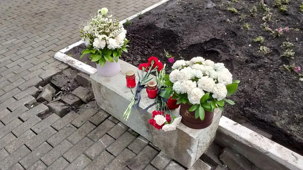 К месту страшного ДТП у храма Большой Златоуст несут цветы и свечи (ФОТО) К месту страшного ДТП у храма Большой Златоуст несут цветы и свечи (ФОТО)