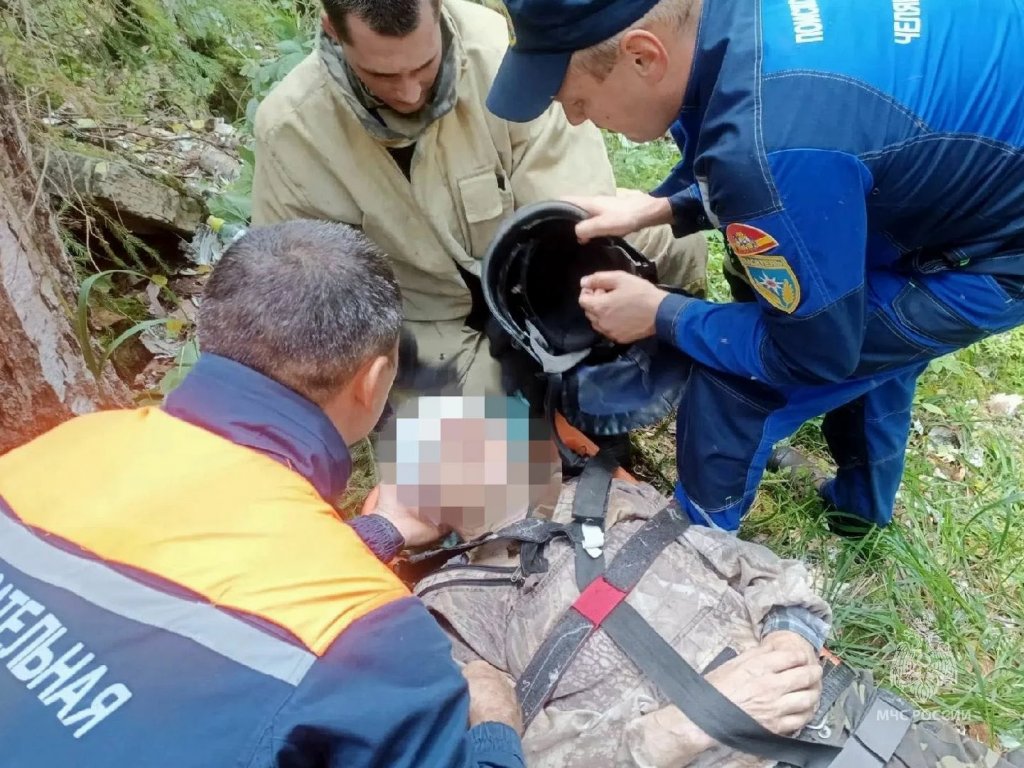Спасатели помогли мужчине, попавшему в беду в лесу Спасатели помогли мужчине, попавшему в беду в лесу