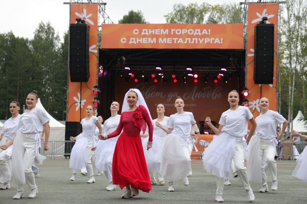 32 свадьбы сыграли в честь Дня металлурга в Верхней Пышме 32 свадьбы сыграли в честь Дня металлурга в Верхней Пышме