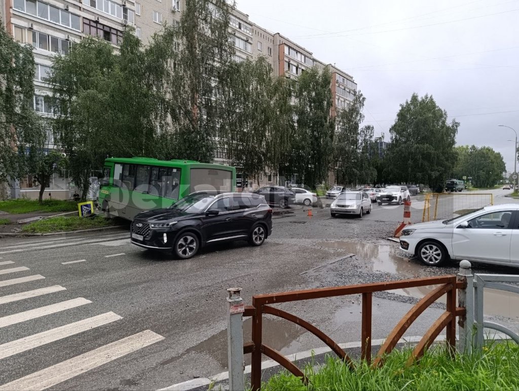В Екатеринбурге водитель автобуса врезался в забор, чтобы не сбить самокатчика (ФОТО) В Екатеринбурге водитель автобуса врезался в забор, чтобы не сбить самокатчика (ФОТО)