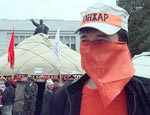 Бишкек: митингующие требуют немедленного созыва заседания парламента