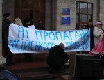 Участники пикета в Киеве требуют от Нацсовета закрыть телеканал за «антиукраинскую пропаганду» (ФОТО)