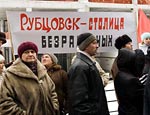 Голодающим рабочим Рубцовска пообещали выплатить 1/6 долга по зарплате