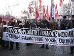 «Янукович, хватит потакать нацистам! Отмени фашистские указы Ющенко!»