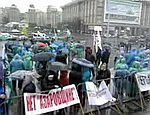 На Майдане в Киеве мокнут под дождем около 200 человек