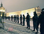 Спецназ снёс палаточный городок протестующих на Майдане (ФОТО, ВИДЕО) / Митинг мешал установить Новогоднюю ёлку в центре Киева