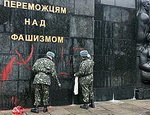 Во Львове изрисовали свастикой памятник советским воинам (ФОТО)