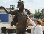 На Урале появился памятник Майклу Джексону (ФОТО) / Его левую руку уже трут «на удачу»
