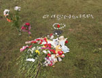 Друзья зверски убитой в Екатеринбурге девочки несут на школьный стадион цветы (ФОТО)
