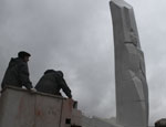 Памятник Ельцину трещит по швам – на место ЧП срочно выехали реставраторы (ФОТО)