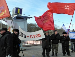 В Одессе американский ракетный крейсер встретили два десятка пенсионеров с плакатами (ФОТО)