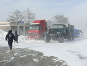 Крымские трассы превращаются в сплошную заснеженную парковку