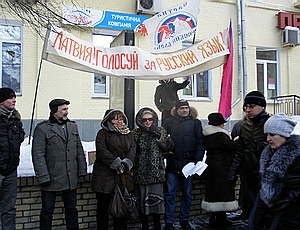 В Киеве прошел пикет посольства Латвии в поддержку референдума по русскому языку (ФОТО)