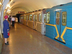 В вагоне киевского метро извращенец попытался изнасиловать девушку (ВИДЕО)