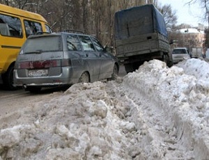 Небольшой снегопад на несколько часов парализовал движение транспорта в Одессе (ФОТО)