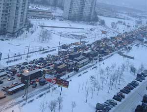 Москва «стоит» в пробке из-за снегопада