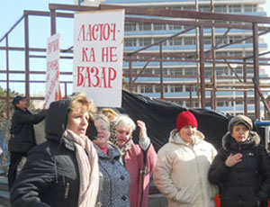 Гаспринцы отстояли вид на Ласточкино гнездо у местных торговцев (ФОТО)