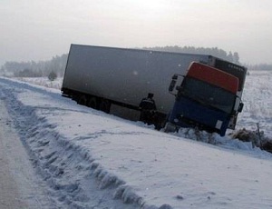 На трассе под Киевом разбились три фуры (ВИДЕО)