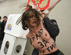 Московская полиция пресекла «стриптиз» Femen на избирательном участке (ФОТО)