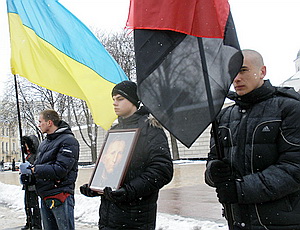 Украинские националисты провели в центре Киева акцию в память о Шухевиче (ФОТО, ВИДЕО)