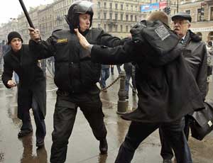 На акциях протеста в Москве полицейские избили журналистов