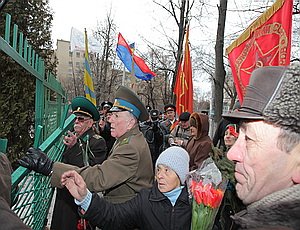 В Харькове прошел митинг с требованием благоустроить Братскую могилу в центре города (ФОТО, ВИДЕО)