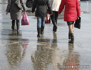Екатеринбург оброс грязью и сосульками (ФОТО) / Пешеходам приходится проявлять чудеса ловкости