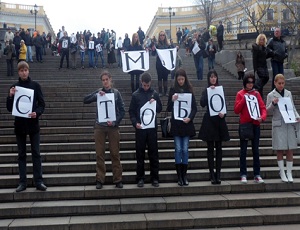 В Одессе прошел флешмоб в поддержку ролевика, которому «шьют дело» за бутафорский кинжал (ФОТО, ВИДЕО)