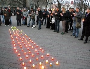 Одесситы зажгли свечи в память об Оксане Макар (ФОТО, ВИДЕО)