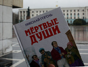 На годовщину Гоголя Миримский в Симферополе дарил книги (ФОТО)