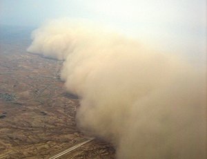 Из-за песчаных бурь в Монголии Владивосток занесло желтой пылью