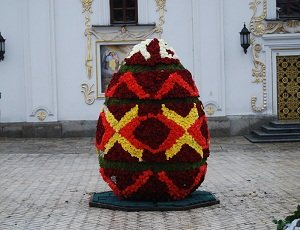 В Киеве установили огромную писанку из 7,5 тысяч роз (ВИДЕО)