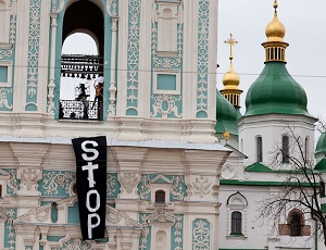 Активистки движения FEMEN взобрались на Софию Киевскую, протестуя против запрета абортов (ФОТО, ВИДЕО)