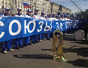 Путин и Медведев вышли на первомайскую демонстрацию