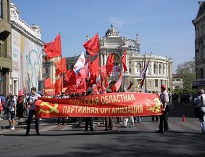 Одесские левые провели скромный парад в День трудящихся и поспорили о Бандере (ВИДЕО, ФОТО)