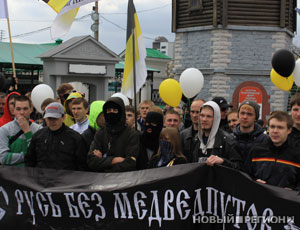 «Русский марш» в Екатеринбурге оказался неожиданно массовым: несколько сотен националистов выступили против шаурмы и гастарбайтеров (ФОТО, ВИДЕО)