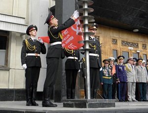 В Одессе возле обладминистрации подняли Знамя Победы под «ще не вмерла Украина» (ВИДЕО, ФОТО)