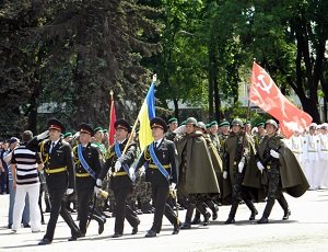 В Одессе прошел военный парад во главе с ветеранами (ВИДЕО, ФОТО)