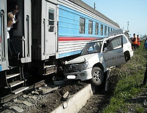 На Сахалине мужчина на джипе врезался в поезд