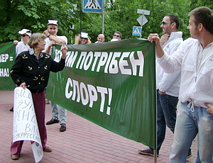 У прокуратуры Киева столкнулись защитники и противники скандальной стройки на Троещине (ФОТО, ВИДЕО)