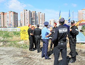 В Киеве продолжается противостояние на месте скандальной стройки по улице Маяковского (ВИДЕО)