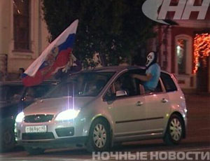 Екатеринбург весело встретил победу России в матче с Чехией (ВИДЕО) / Полиция задержала более 10 человек