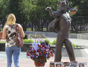 Уральские фанаты Майкла Джексона почтили память кумира цветами и танцами (ФОТО)